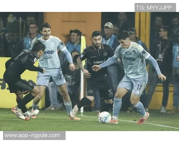 国米与尤文激战正酣双方球员拼尽全力争夺胜利 国米与尤文激战正酣双方球员拼尽全力争夺胜利